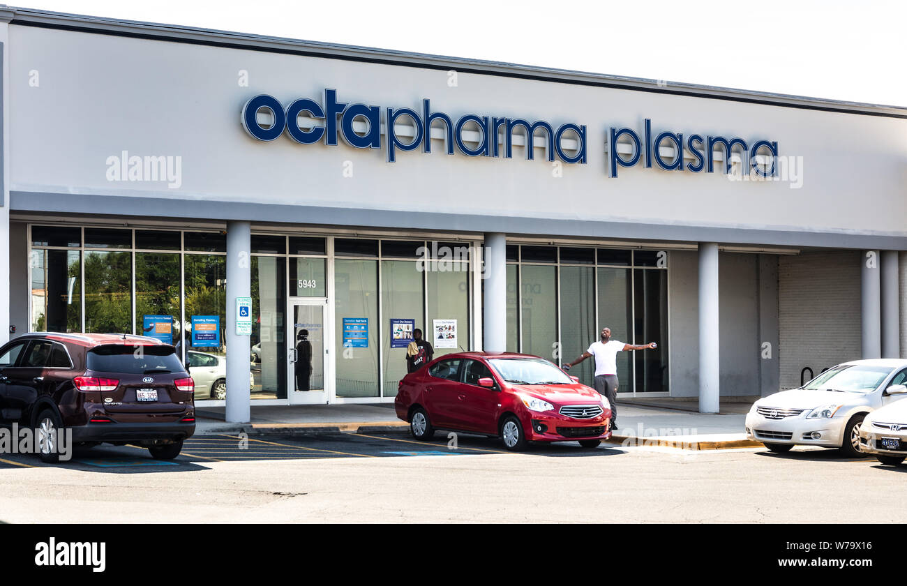 Charlotte, NC, USA-28 Juillet 19 : Le donateur affiche le bandage sur son bras après avoir quitté le Centre de plasma d'Octapharma sur South Blvd. Banque D'Images