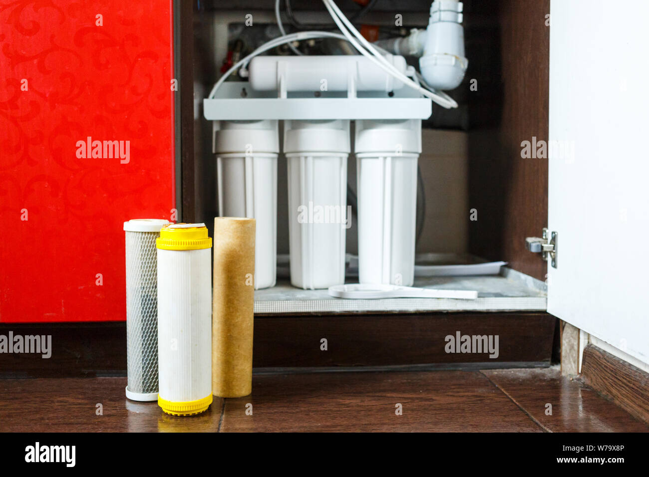 Il est temps de changer les filtres de l'eau à la maison. Remplacer les filtres dans un système de purification d'eau. Vue rapprochée de trois filtres utilisés. L'eau propre à la maison Banque D'Images