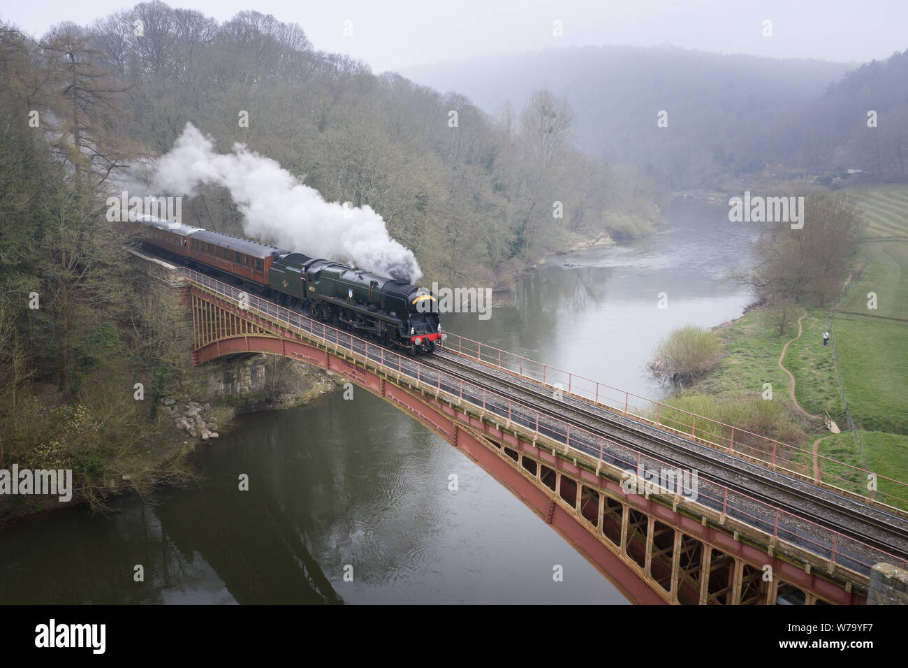 C Bewdley, Worcestershire, Royaume-Uni. Un service spécial de la Fête des Mères de trains à vapeur chugs lentement sur le pont Victoria traversant la rivière Severn. Banque D'Images