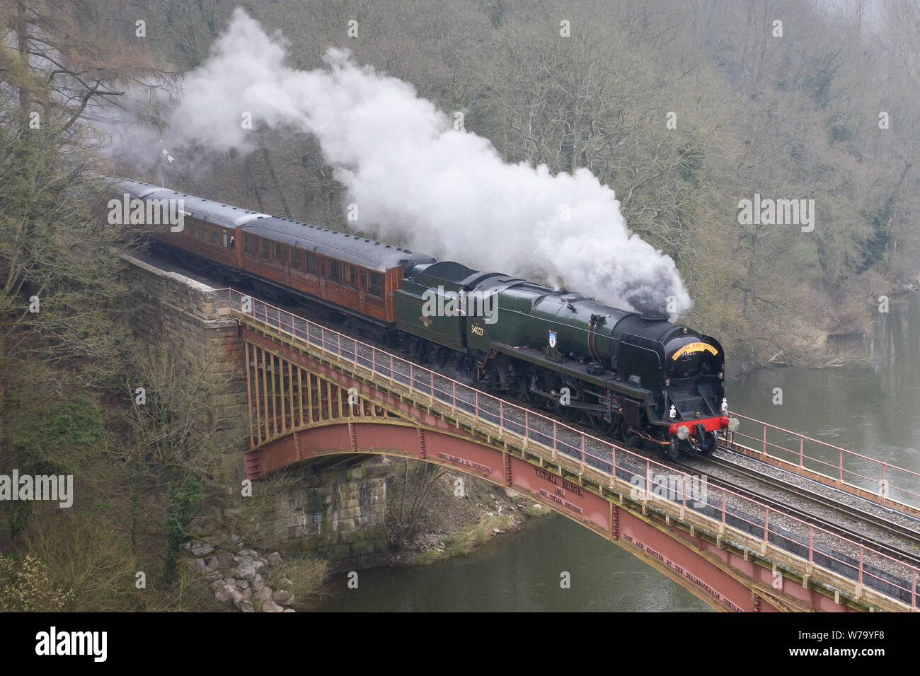 C Bewdley, Worcestershire, Royaume-Uni. Un service spécial de la Fête des Mères de trains à vapeur chugs lentement sur le pont Victoria traversant la rivière Severn. Banque D'Images