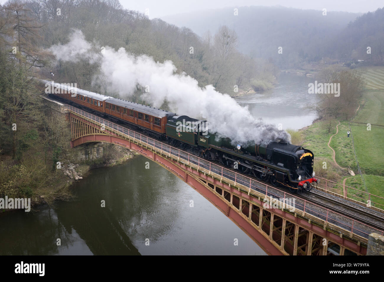 C Bewdley, Worcestershire, Royaume-Uni. Un service spécial de la Fête des Mères de trains à vapeur chugs lentement sur le pont Victoria traversant la rivière Severn. Banque D'Images