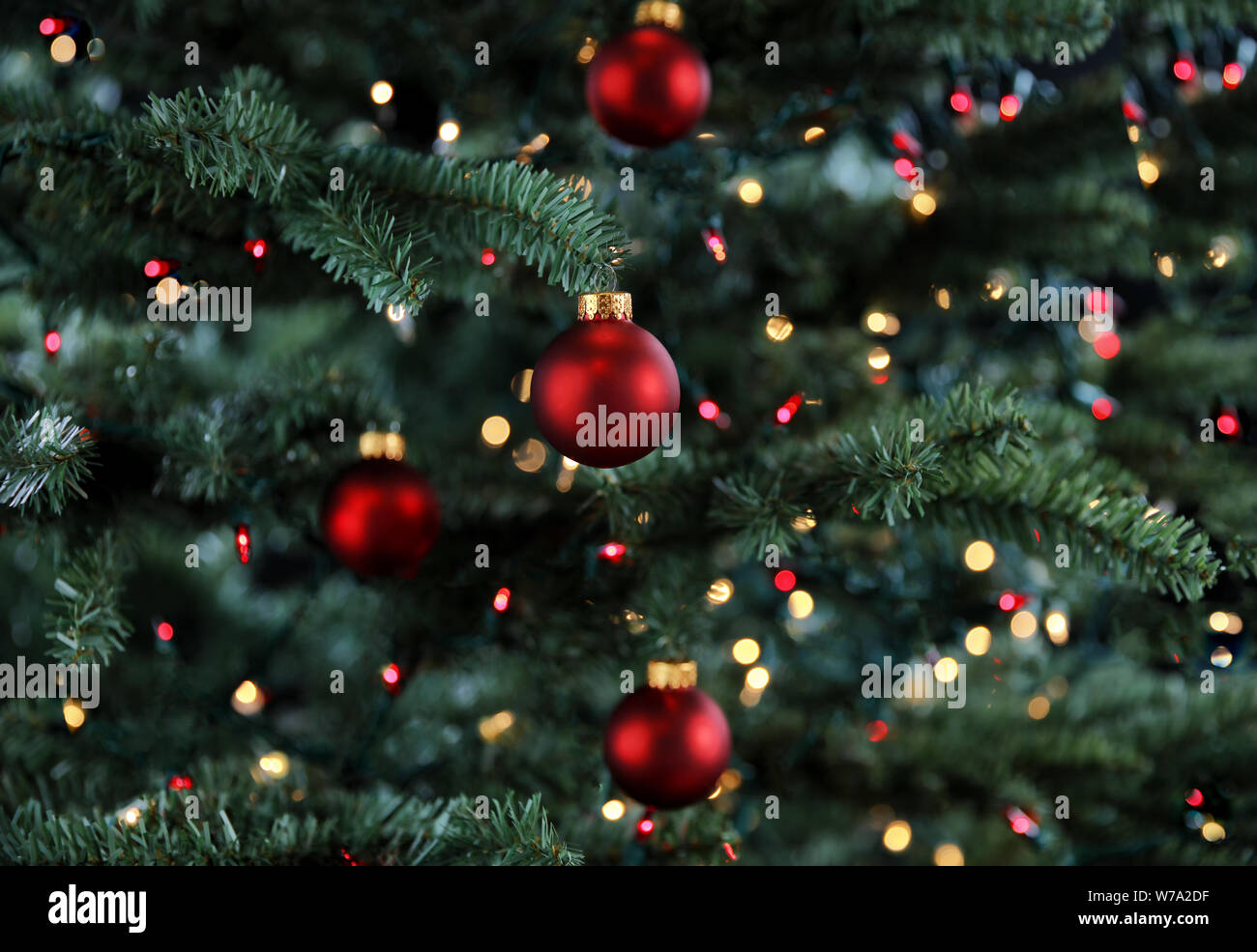 Arbre de Noël lumineux décoré avec des ornements de red ball Banque D'Images