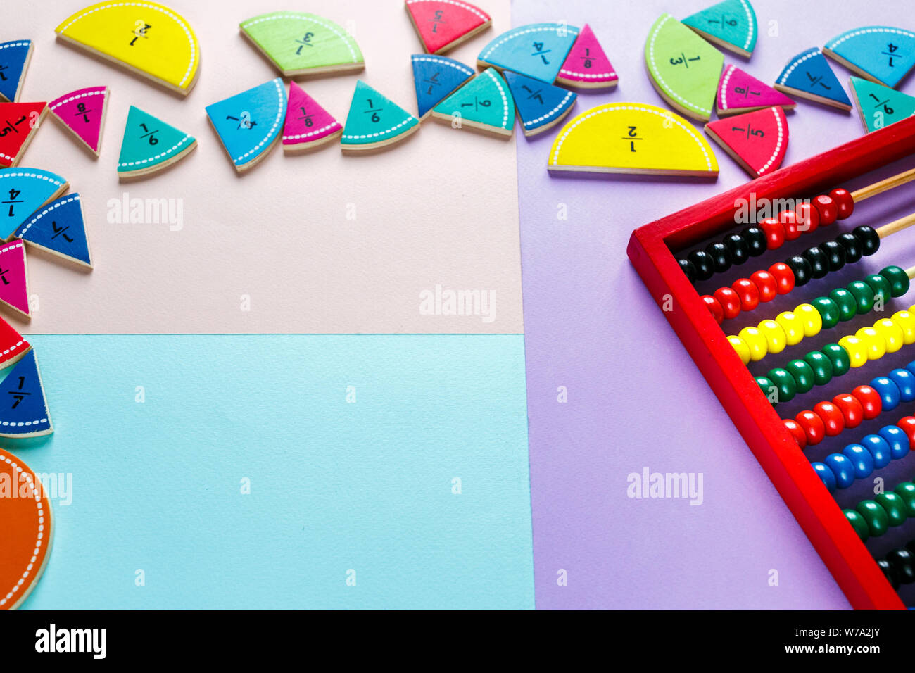 Fractions mathématiques colorés en bois et sur l'abacus rose bleu clair violet origines. Mathématiques intéressants pour les enfants. L'éducation, concept retour à l'école. Banque D'Images