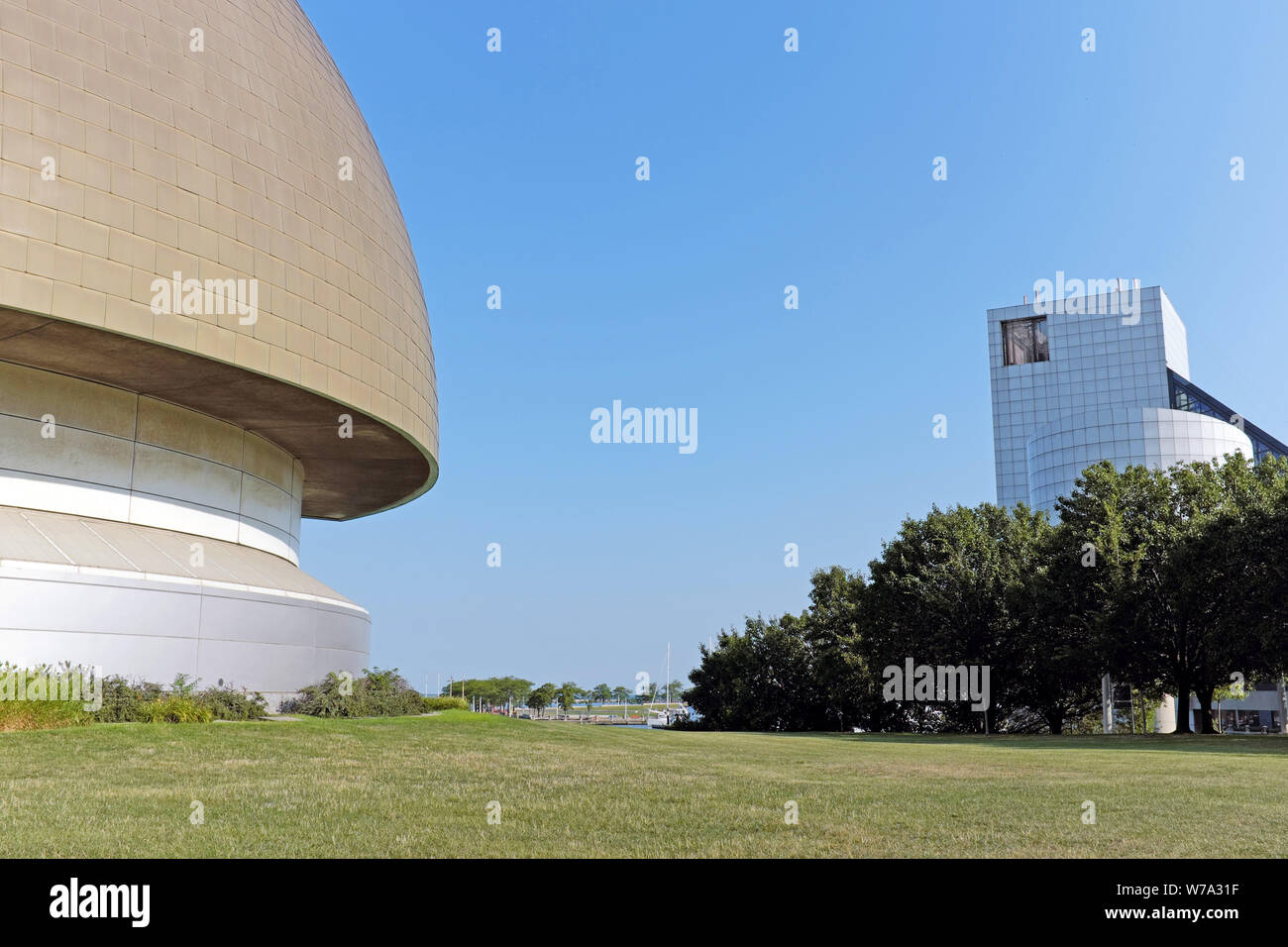 Greenspace le long du Cleveland Lakefront entre deux principales attractions touristiques, le Rock and Roll Hall of Fame et le Great Lakes Science Center. Banque D'Images