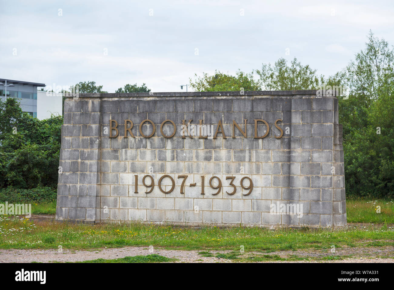 Signe nom commémoratif à l'emplacement de l'ancien grand prix de Brooklands motor racing circuit 1907 - 1939, qui fait maintenant partie de la Brooklands Museum of Transport Banque D'Images
