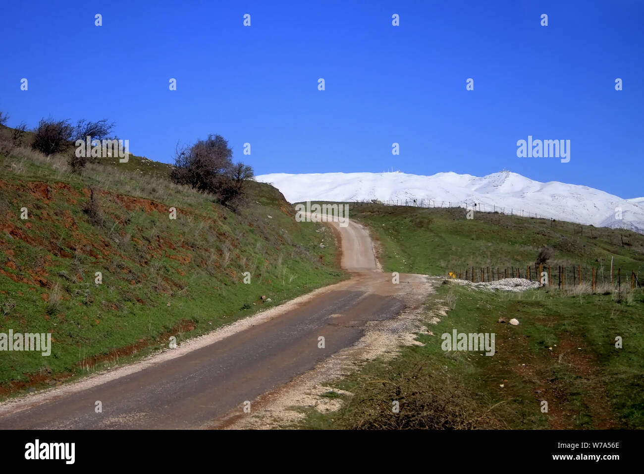 Une vue sur le mont Hermon couvert de neige à partir du stationnement de l'oz 77 monument à la vallée de larmes dans les hauteurs du Golan par Israël. Banque D'Images