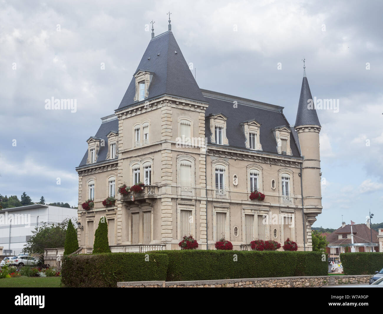 BOURGOIN-JALLIEU, FRANCE - 15 juillet 2019 : La Mairie de Bourgoin Jallieu, également appelé Hôtel de Ville ou mairie, un château de style manoir du xixe ce Banque D'Images