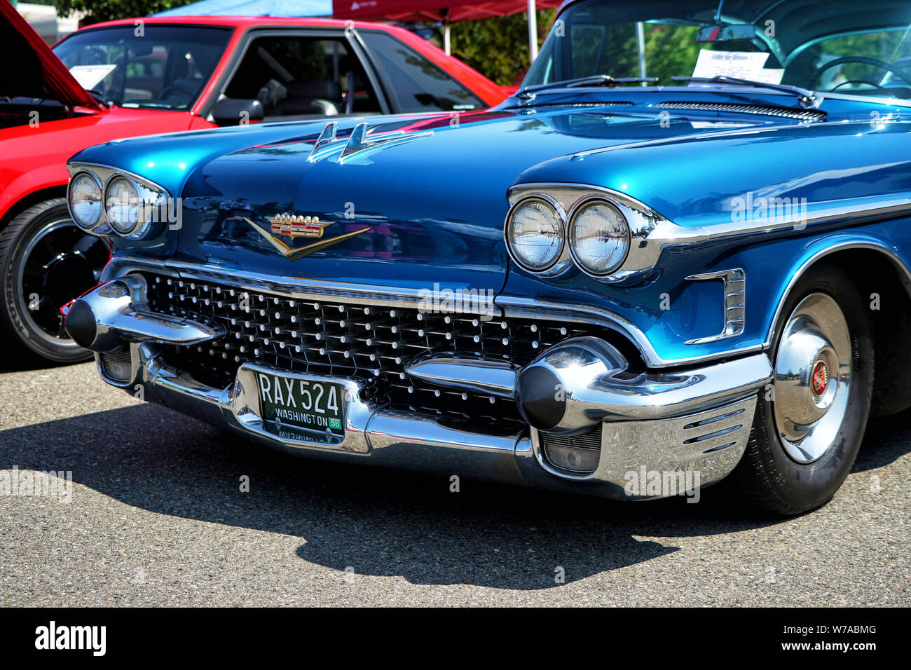 Vue avant d'une Cadillac 1958 à un salon de voitures, Harbow, Washington. 3 Août 2019 Banque D'Images