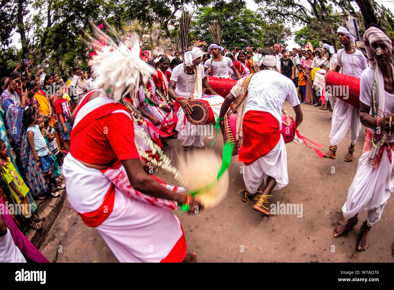 Santhali,patrimoine,tribal,danse,en,cercle.drummers,danseurs,de,la scène rhythm, Kolkata, Inde. Banque D'Images