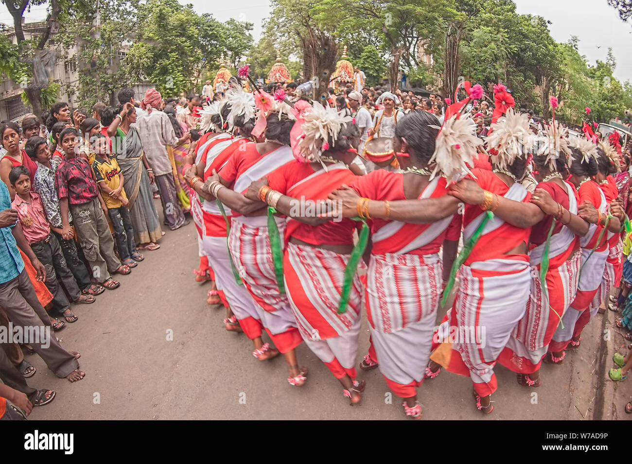 La chaîne humaine formée,PAR,Santhali,danseuses,à Ratha yatra,festival, Salt lake, Kolkata, Inde. Banque D'Images