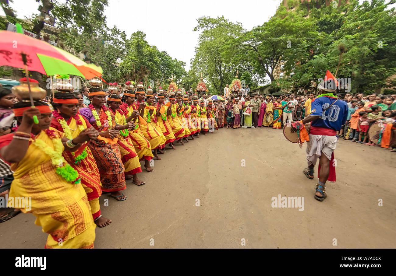 Santhal ,Tribal,Groupe,Danse,danse,un patrimoine célèbre rythme,tendance,robe,Code,music,,tambour,présenté sur Calcutta, Inde Stree. Banque D'Images