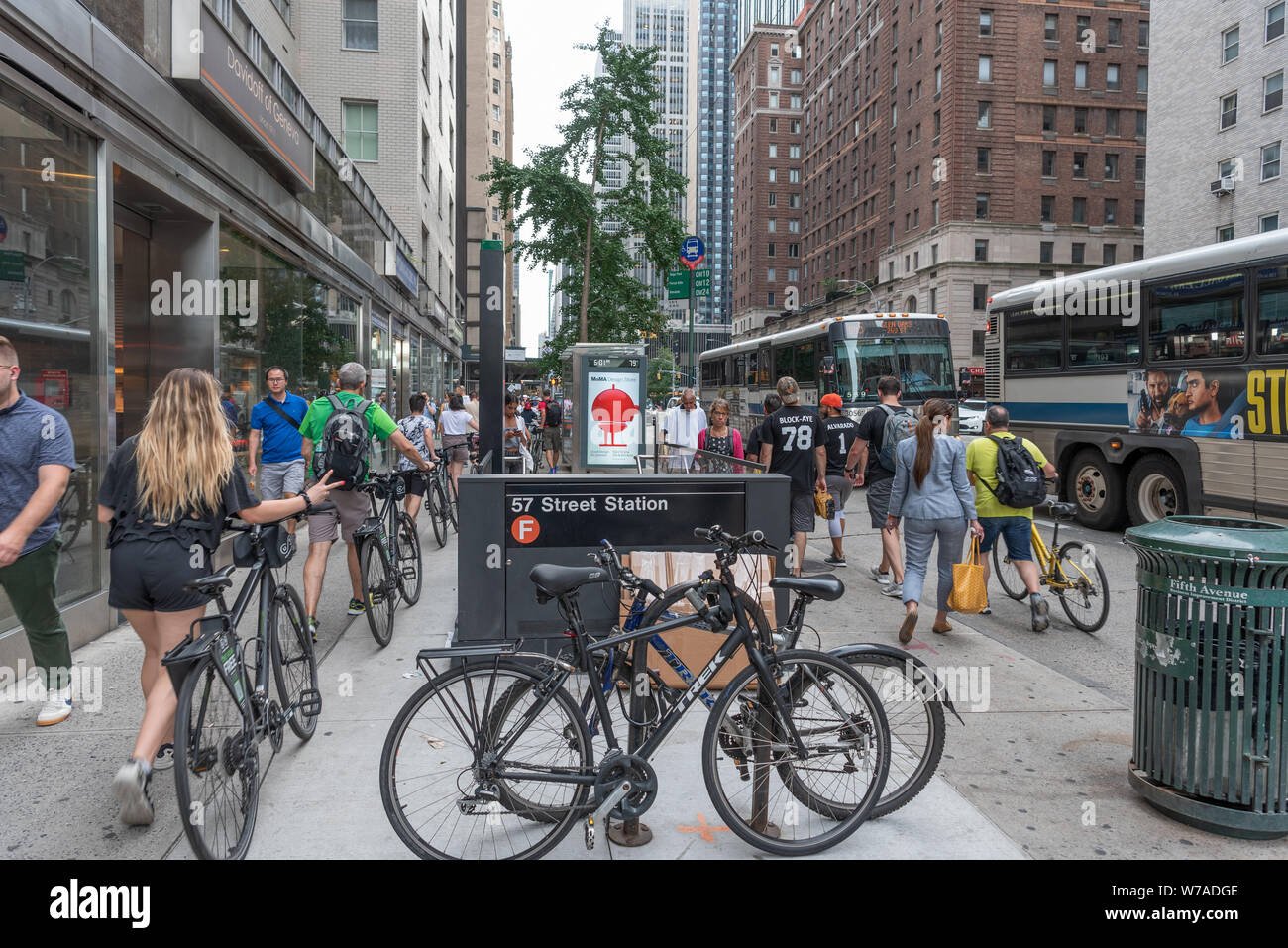 Les touristes avec des vélos loués à Manhattan, New York City, USA Banque D'Images
