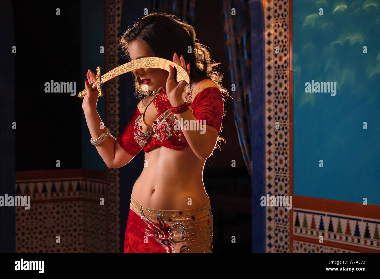 Danseuse du Ventre professionnelle Oriental dans carnival costume brillant avec de longs cheveux brillants et sains de la canne à sucre. Star exotiques de bellydance. Danseuse du Ventre Banque D'Images