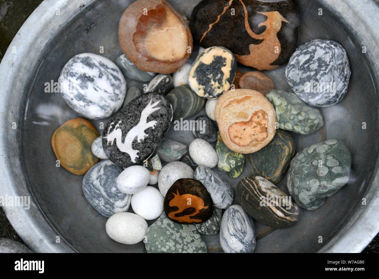 Avec les pierres en forme d'animaux sur leurs surfaces sont affichés près de la rivière Dadu dans le comté de Shimian, Ya'an city, au sud-ouest du Sichuan Chine pro Banque D'Images