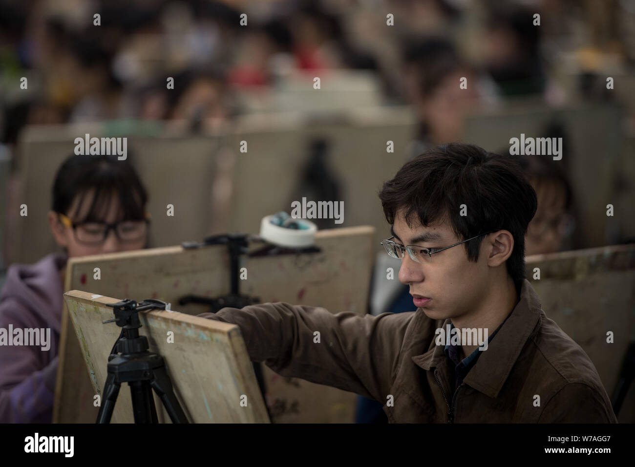 Les étudiants prennent part à une simulation de l'examen d'entrée pour les programmes de baccalauréat de l'école d'art dans le stade de l'Université de Hubei je Banque D'Images