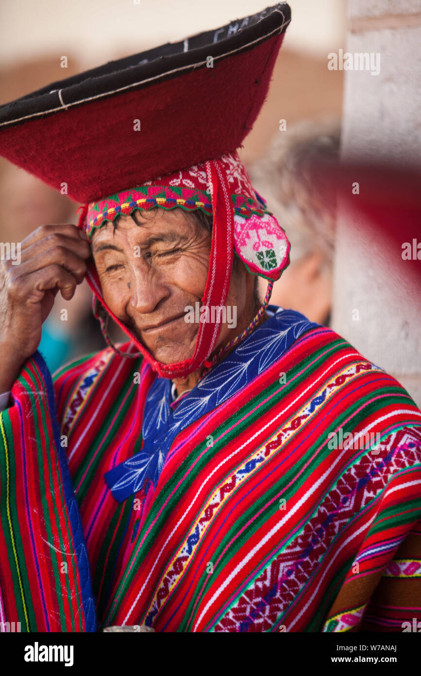 L'homme dans la tradition péruvienne vêtements religieux Banque D'Images