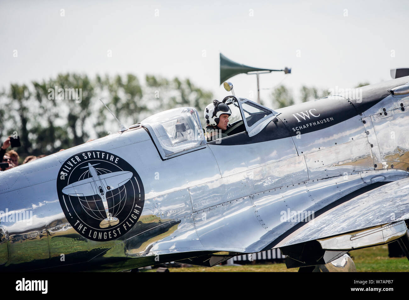 Beijing, la Grande-Bretagne. 5 Août, 2019. Photo fournie par Goodwood pilote montre Matt Jones avant le début officiel de la 'Silver Spitfire - le vol le plus long' expédition dans Goodwood, West Sussex, Angleterre, le 5 août 2019. Deux pilotes britanniques a déclenché lundi sur une quête pour faire le tour du monde dans un avion de chasse DE LA SECONDE GUERRE MONDIALE D'origine. Credit : Rémy Steiner/Getty Images pour la CBI/document via Xinhua Banque D'Images