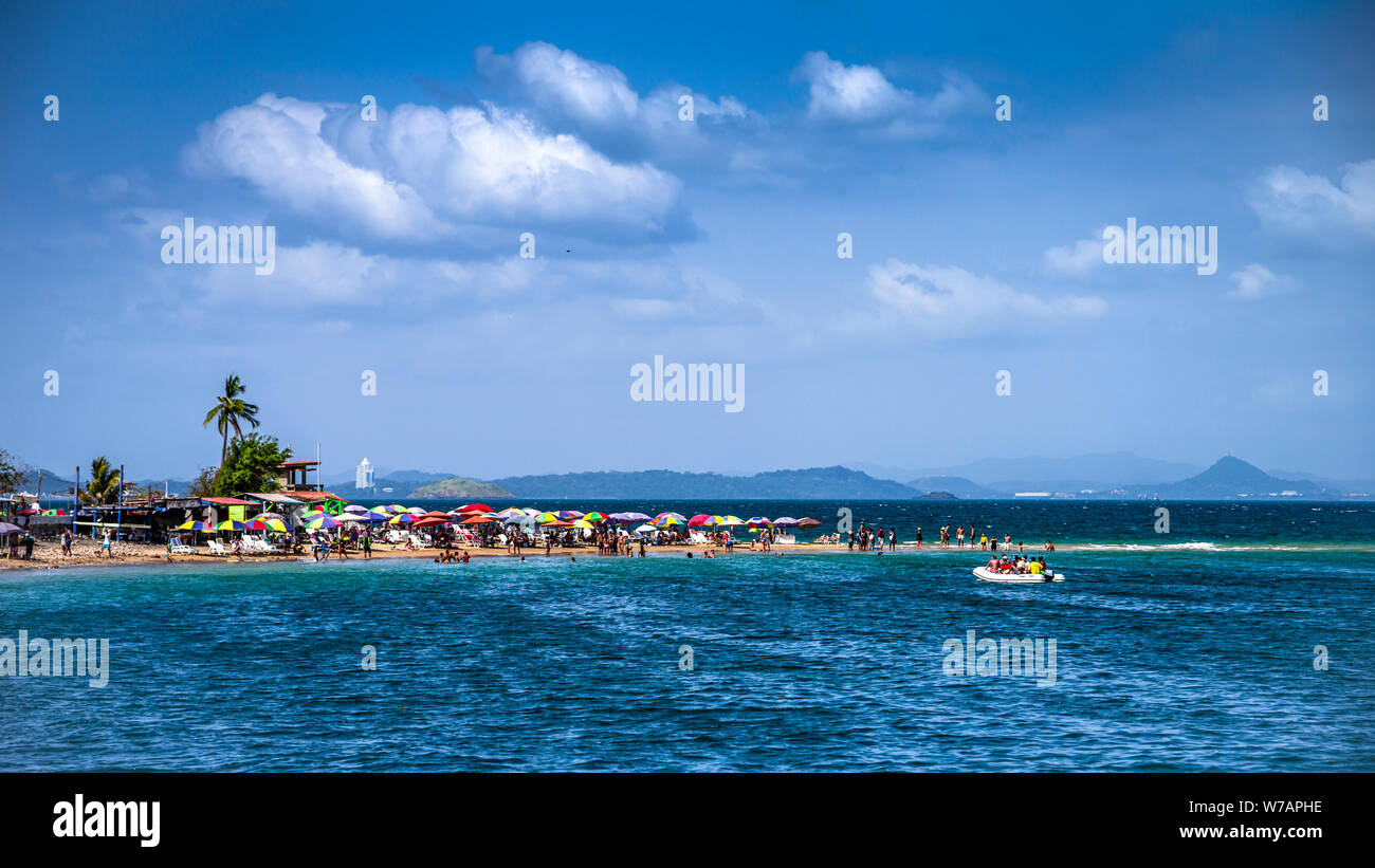 La destination de l'île de Taboga fleur près de Panama City dans l'océan Pacifique - scène de plage avec de nombreux touristes Banque D'Images