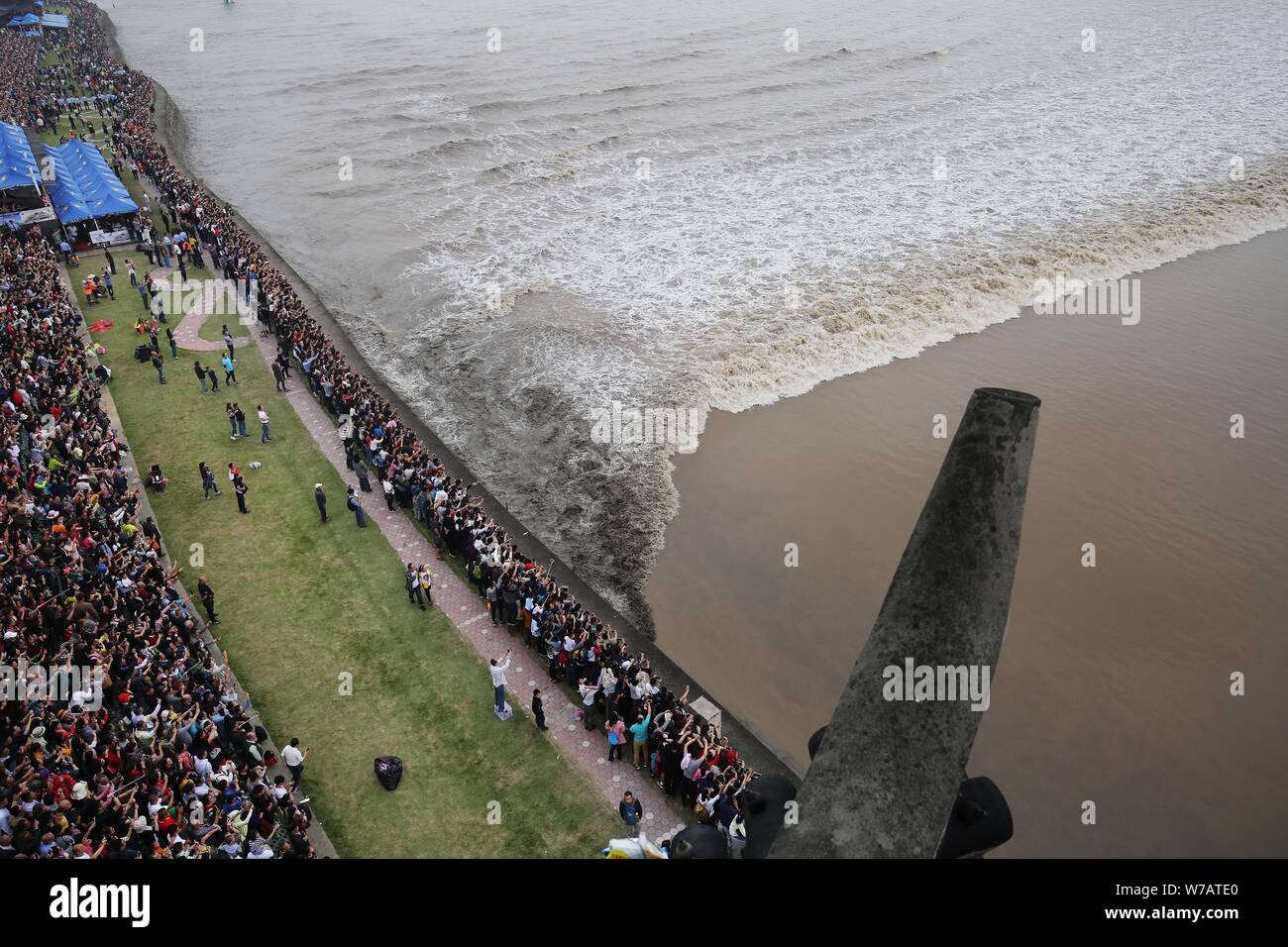 Les visiteurs et les résidents de la foule pour voir le mascaret de la rivière Qiantang à Haining City, Zhejiang Province de Chine orientale, le 6 octobre 2017. T Banque D'Images