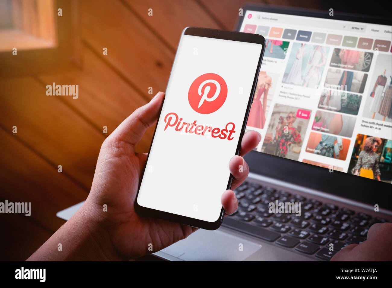 Bangkok, Thaïlande - 6 août 2019 : Hands holding Smartphone avec l'écran du logo et Pinterest Pinterest site sur fond d'ordinateur portable. Pinterest est un Banque D'Images