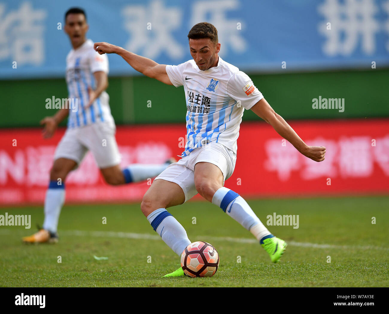 Joueur de football australien grec Apostolos Giannou de Guangzhou R&F frappe la balle pour faire un shoot contre Tianjin TEDA dans le 29e tour pendant Banque D'Images