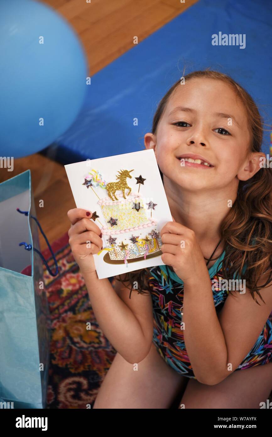 7e anniversaire fille avec carte qui dispose d'un unicorn sur elle Banque D'Images