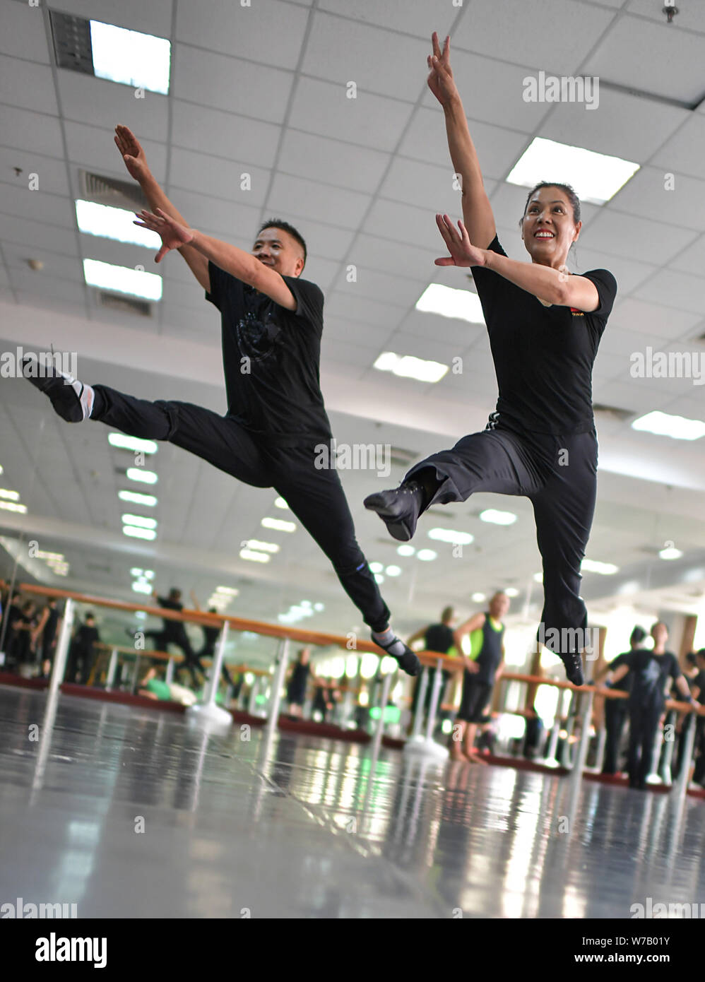 --FILE--membres de la troupe de danse chinoise, avec une moyenne d'âge de 63 ans, d'un institut pour personnes âgées ballet pratique dans un centre de formation en Banque D'Images