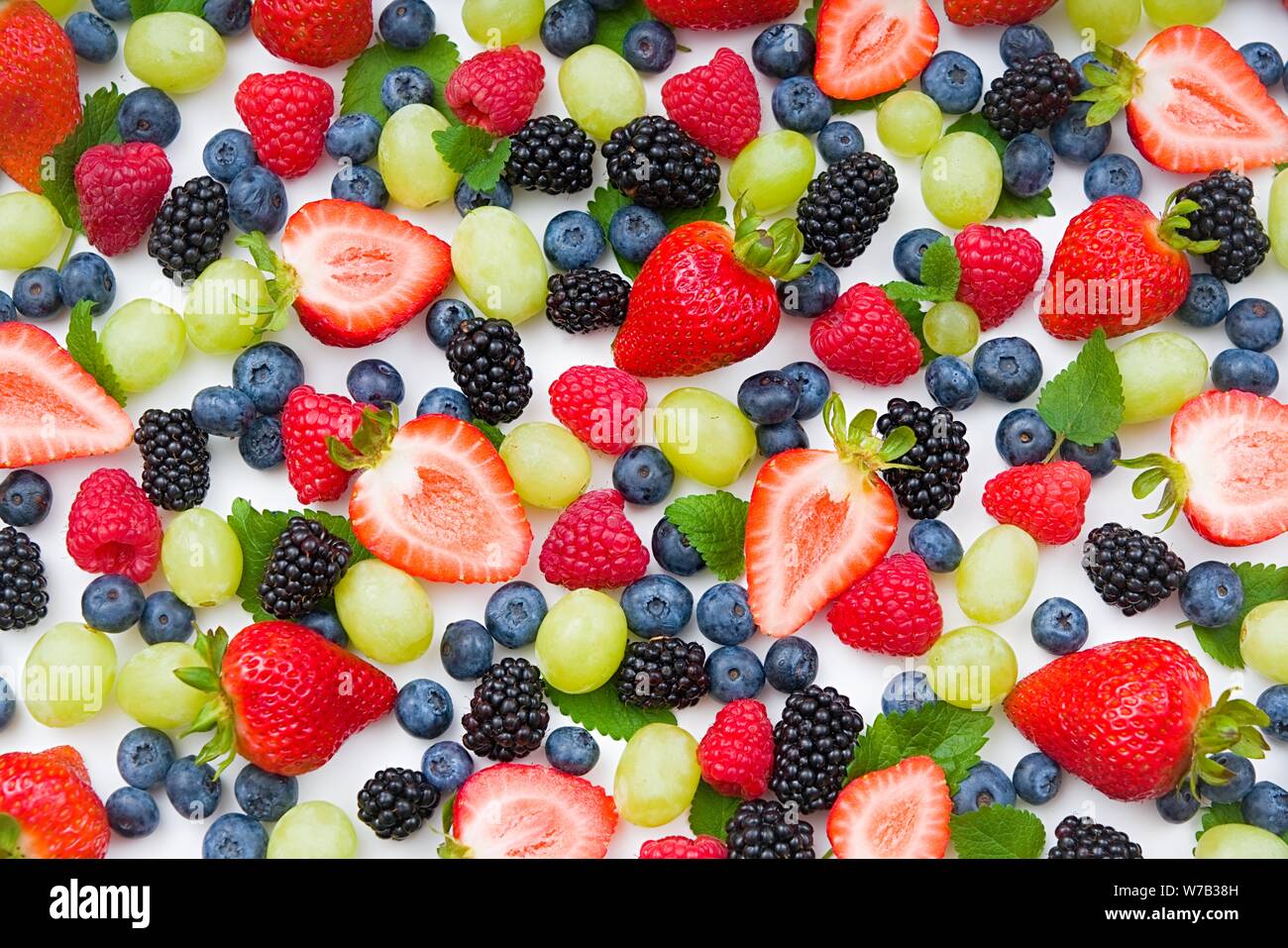 Fresh fruits mélangés , bleuets fraises , background.alimentation saine , régime alimentaire. Banque D'Images