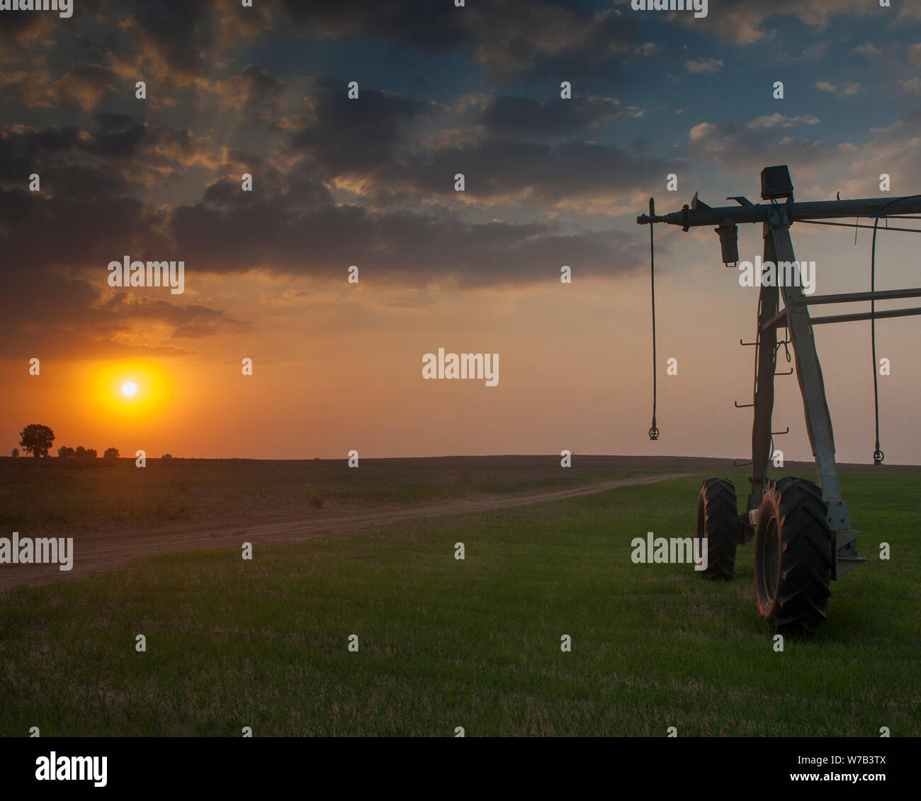 La système d'irrigation dans les champs sur la frontière d'Israël, l'Egypte et la bande de Gaza a photographié sur le coucher du soleil Banque D'Images