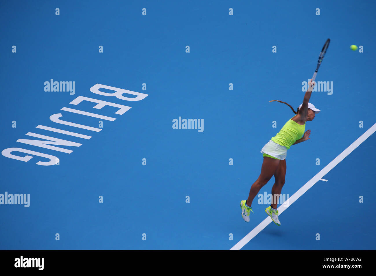 Yulia Putintseva du Kazakhstan sert contre Shuai Zhang de Chine dans leur premier match du féminin au cours de la Chine Open de tennis 2017 Banque D'Images