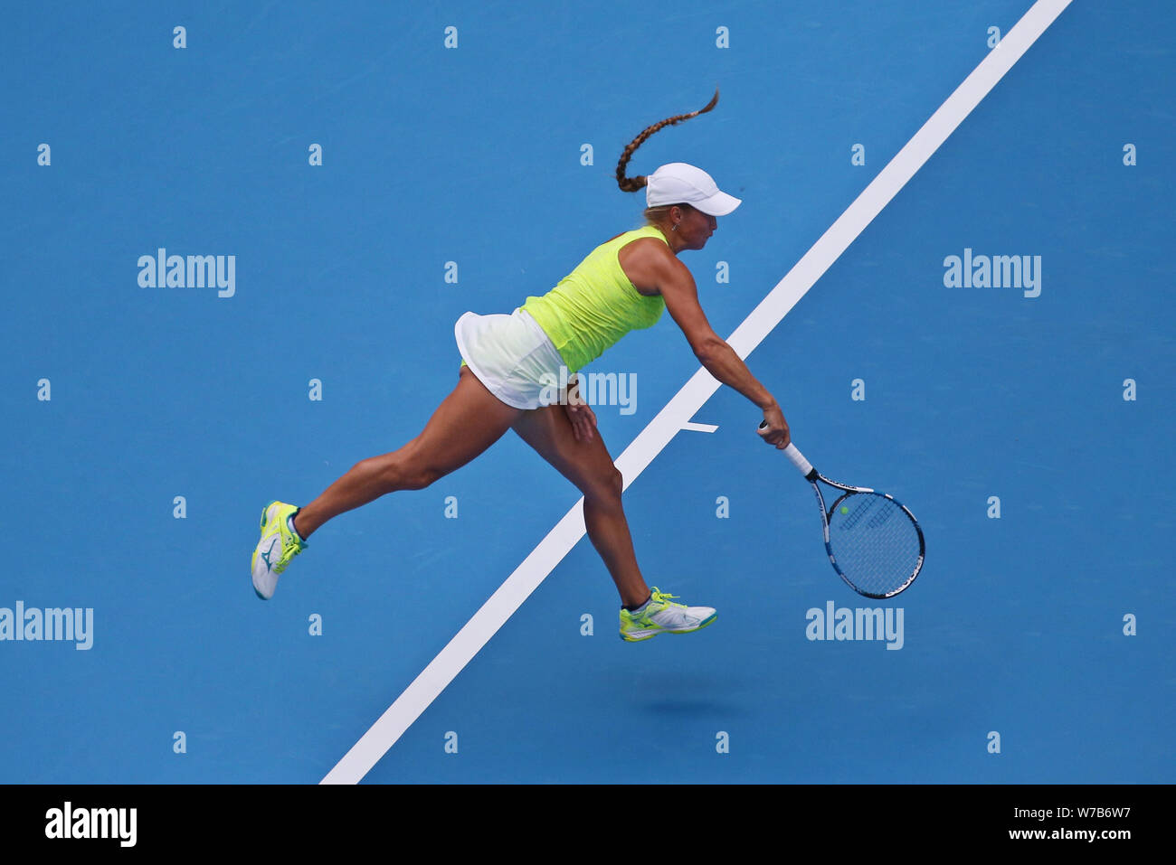 Yulia Putintseva du Kazakhstan sert contre Shuai Zhang de Chine dans leur premier match du féminin au cours de la Chine Open de tennis 2017 Banque D'Images