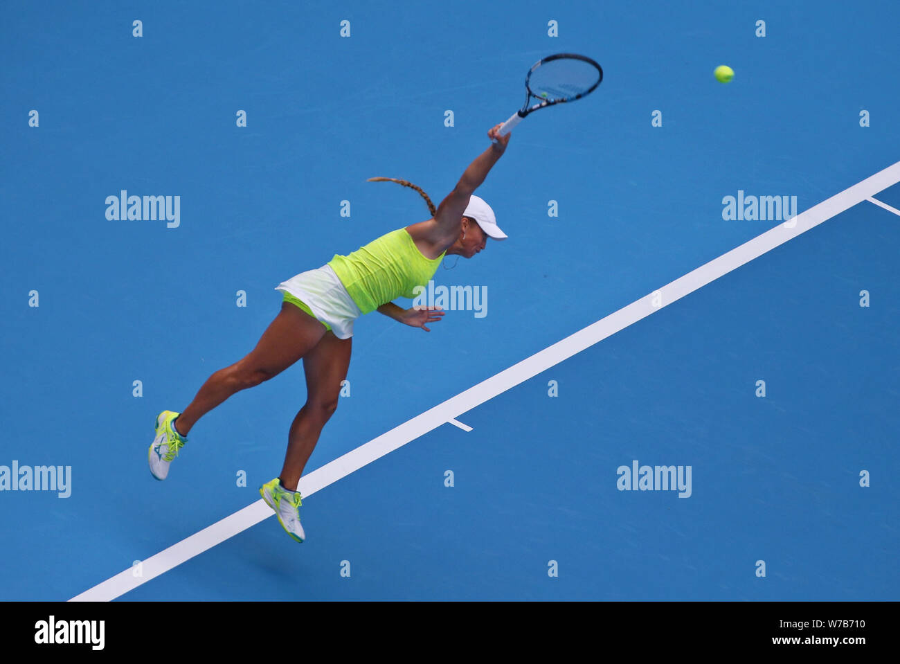 Yulia Putintseva du Kazakhstan sert contre Shuai Zhang de Chine dans leur premier match du féminin au cours de la Chine Open de tennis 2017 Banque D'Images