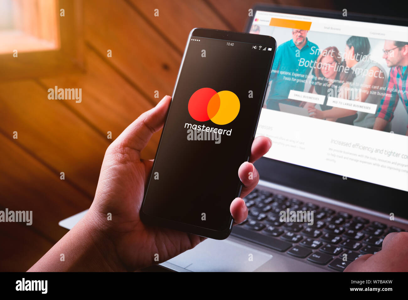 Bangkok, Thaïlande - 6 août 2019 : Hands holding Smartphone avec l'écran du logo Mastercard Mastercard et site web. Mastercard est en train de construire une équipe pour deve Banque D'Images