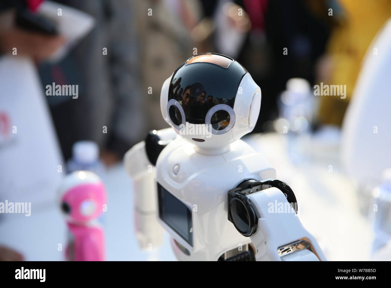 Un micro-robot pour l'interaction homme-machine est représenté à la première iflytek 1024 Festival Mondial 2017 à Hefei city, à l'est l'Anhui Chine provi Banque D'Images