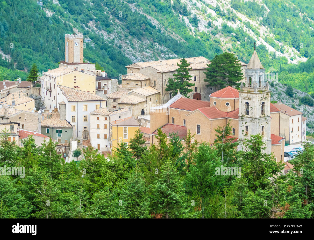 Majella National Park (Italie) - l'été dans la réserve naturelle des montagnes des Abruzzes, avec Palena ville. Banque D'Images