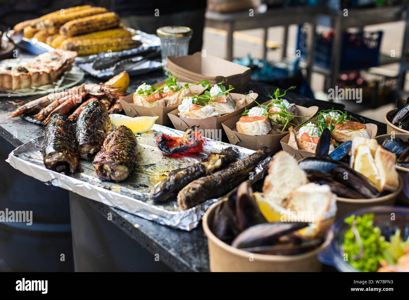 Poissons appétissants, moules, saumon, du maïs à un festival de rue Banque D'Images