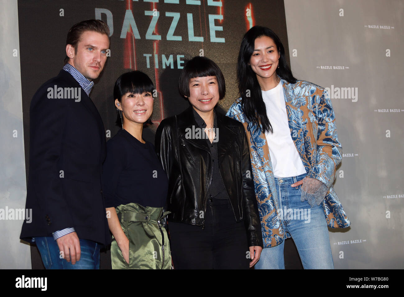 Modèle chinois Liu Wen, droite, et l'acteur anglais Dan Stevens, gauche, poser à un événement de mode de 'Dazzle' temps à Shanghai, Chine, 27 octobre 2017. Banque D'Images