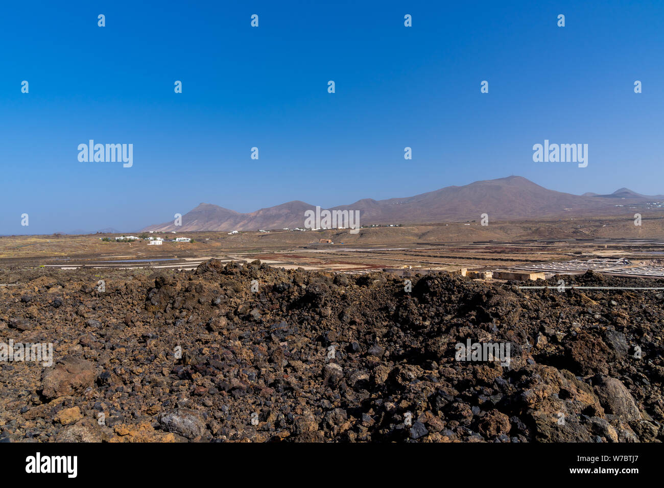 L'Espagne, Lanzarote, sel naturel salinas de janubio entre les montagnes de lave noire et rouge Banque D'Images