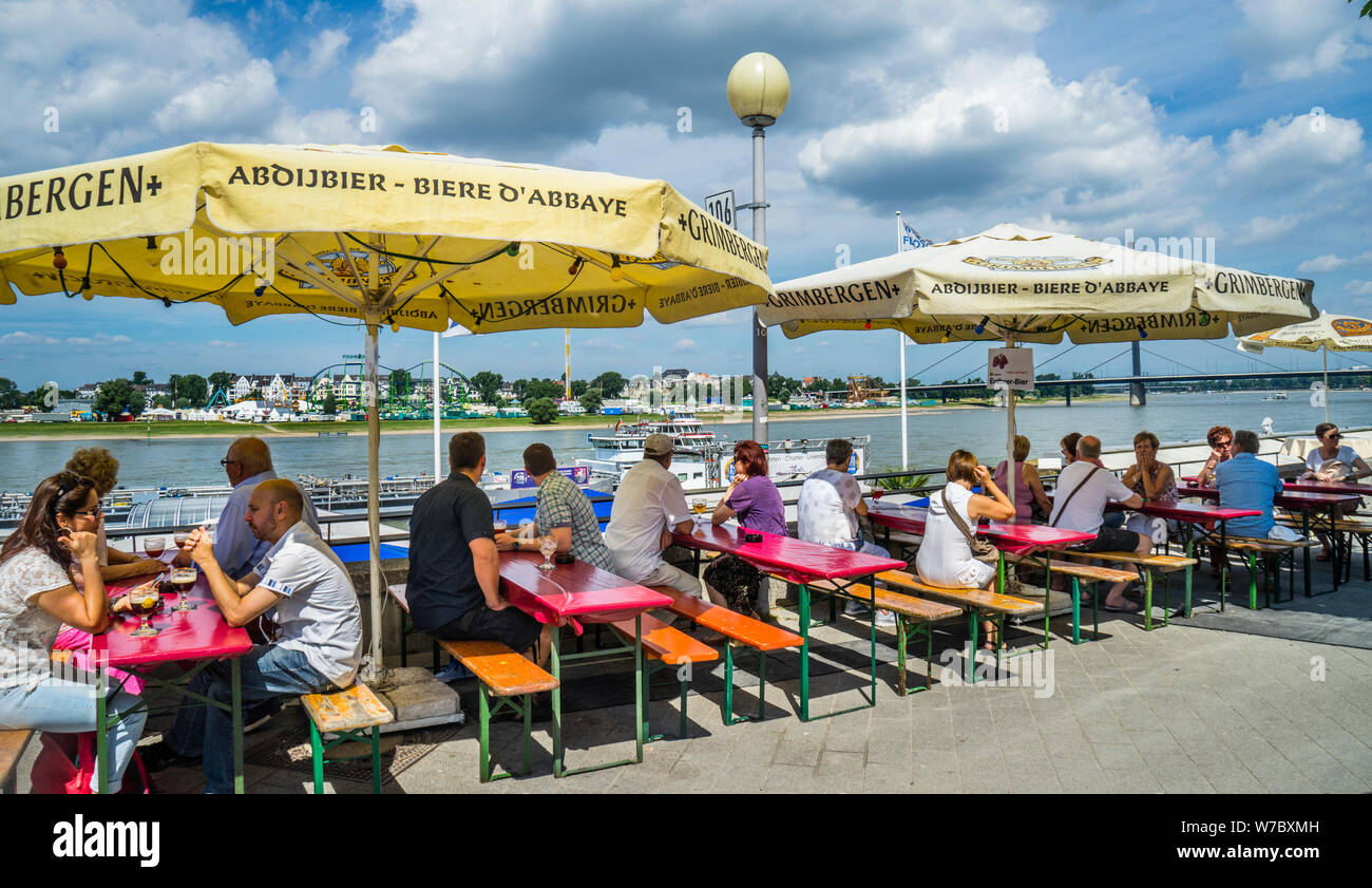 Jardin de bière à Rheinuferpromenade waterfront Düsseldorf, Rhénanie du Nord-Westphalie, Allemagne Banque D'Images