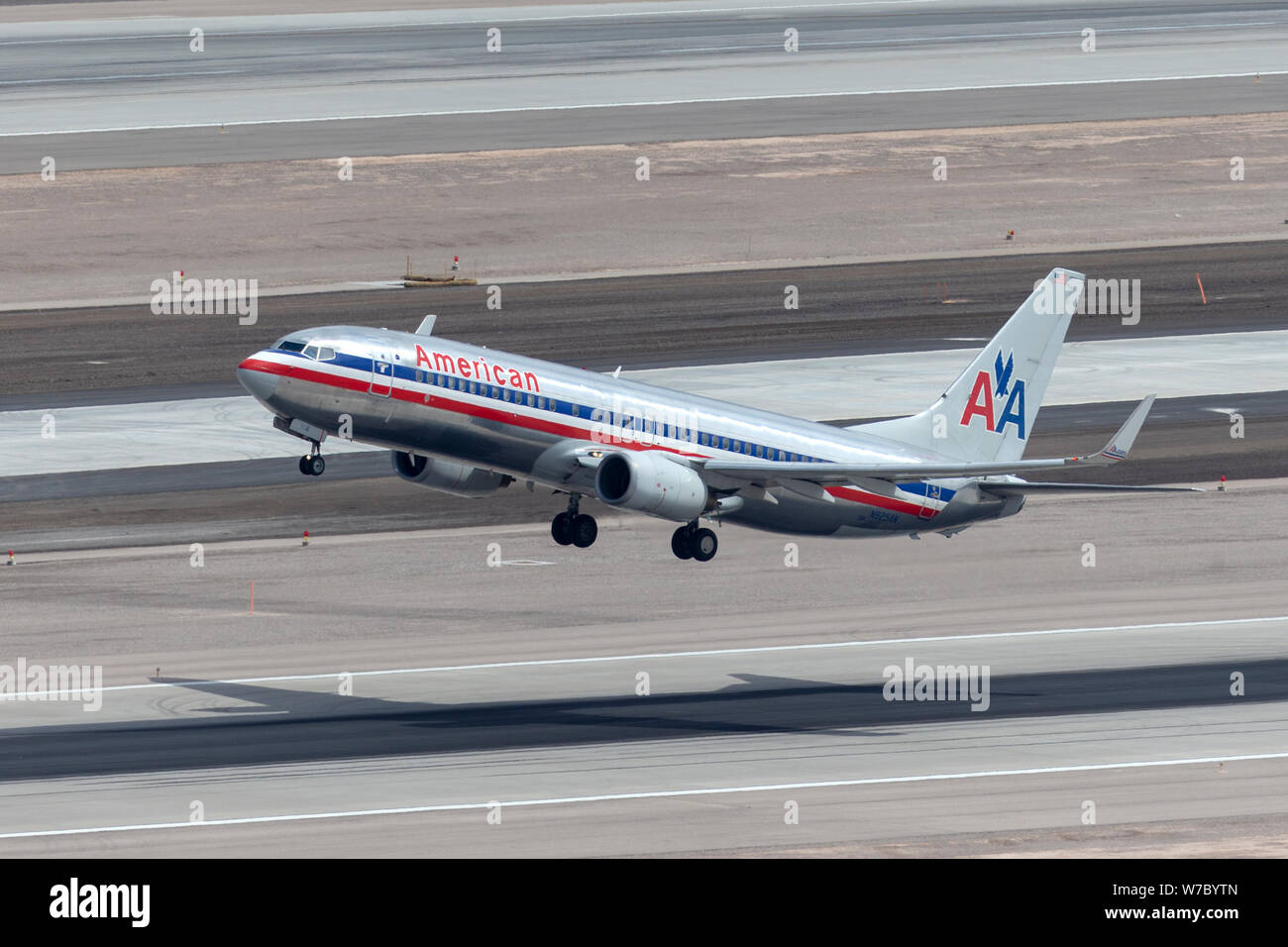 Boeing 737-800 d'American Airlines qui a décollé de l'aéroport international McCarran de Las Vegas. Banque D'Images