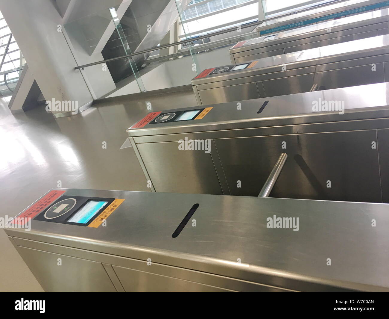 Les tourniquets qui ont été équipés d'accepter l'analyse de code QR pour mobiles pour le paiement sont à la station de métro à Longyang Road, Shanghai Banque D'Images