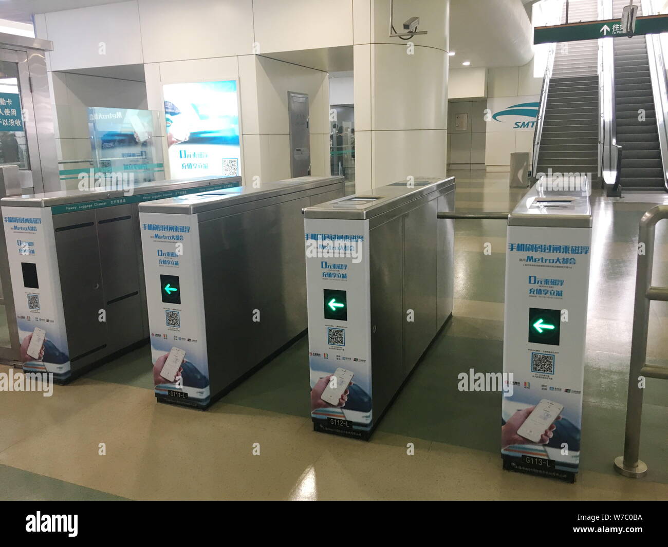 Les tourniquets qui ont été équipés d'accepter l'analyse de code QR pour mobiles pour le paiement sont à la station de métro à Longyang Road, Shanghai Banque D'Images