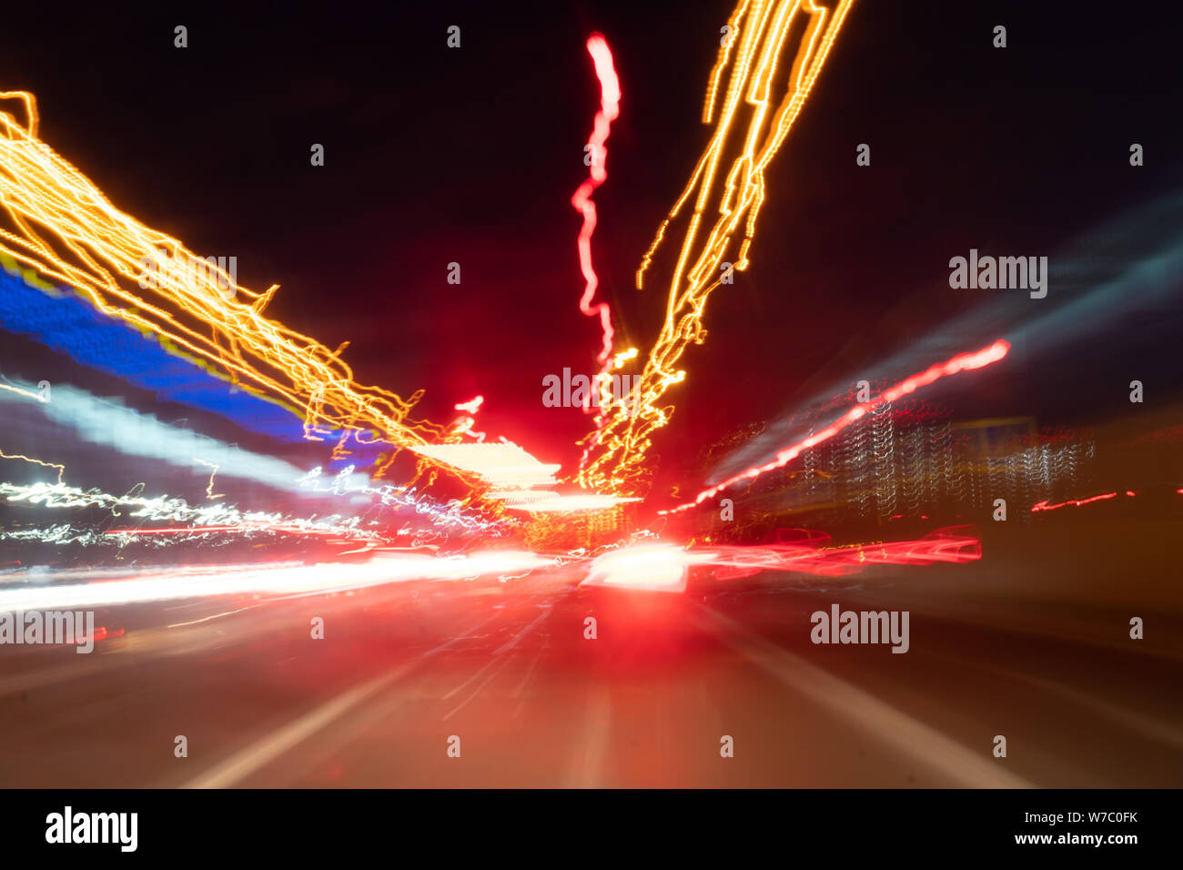 Flou artistique floue Lumières de fort trafic sur un pluvieux humide. feux de circulation dans le motion blur Banque D'Images