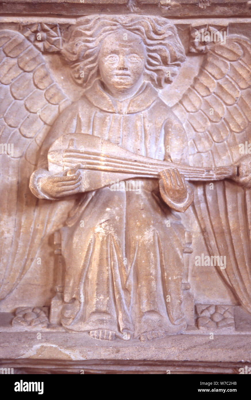 15 siècle, détail de la police octogonale angel jouant un luth ou une basse rébec, St Mary's Church Happisburgh, Norfolk, Royaume-Uni. Banque D'Images