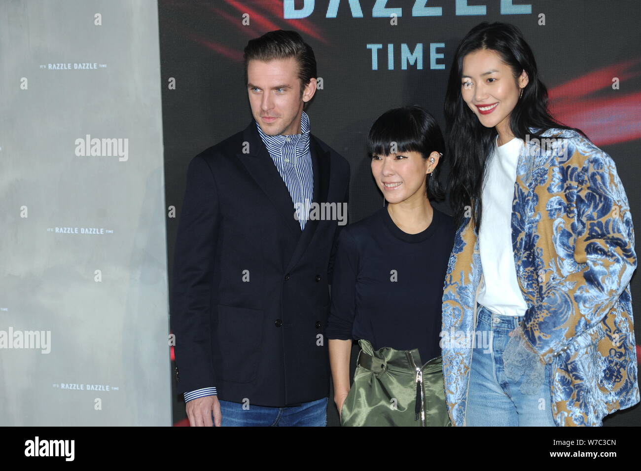 Modèle chinois Liu Wen, droite, et l'acteur anglais Dan Stevens, gauche, poser à un événement de mode de 'Dazzle' temps à Shanghai, Chine, 27 octobre 2017. Banque D'Images