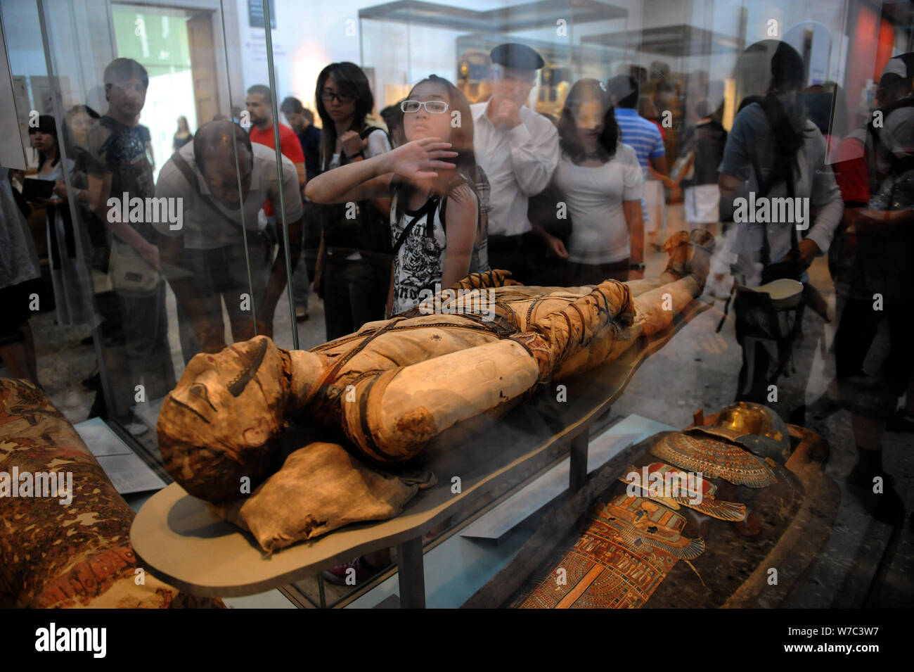 --FILE--chinois et touristes étrangers visiter le British Museum à Londres, Royaume-Uni, 8 août 2009. Ctrip, le plus grand site Internet de voyages ont sorti leur Banque D'Images