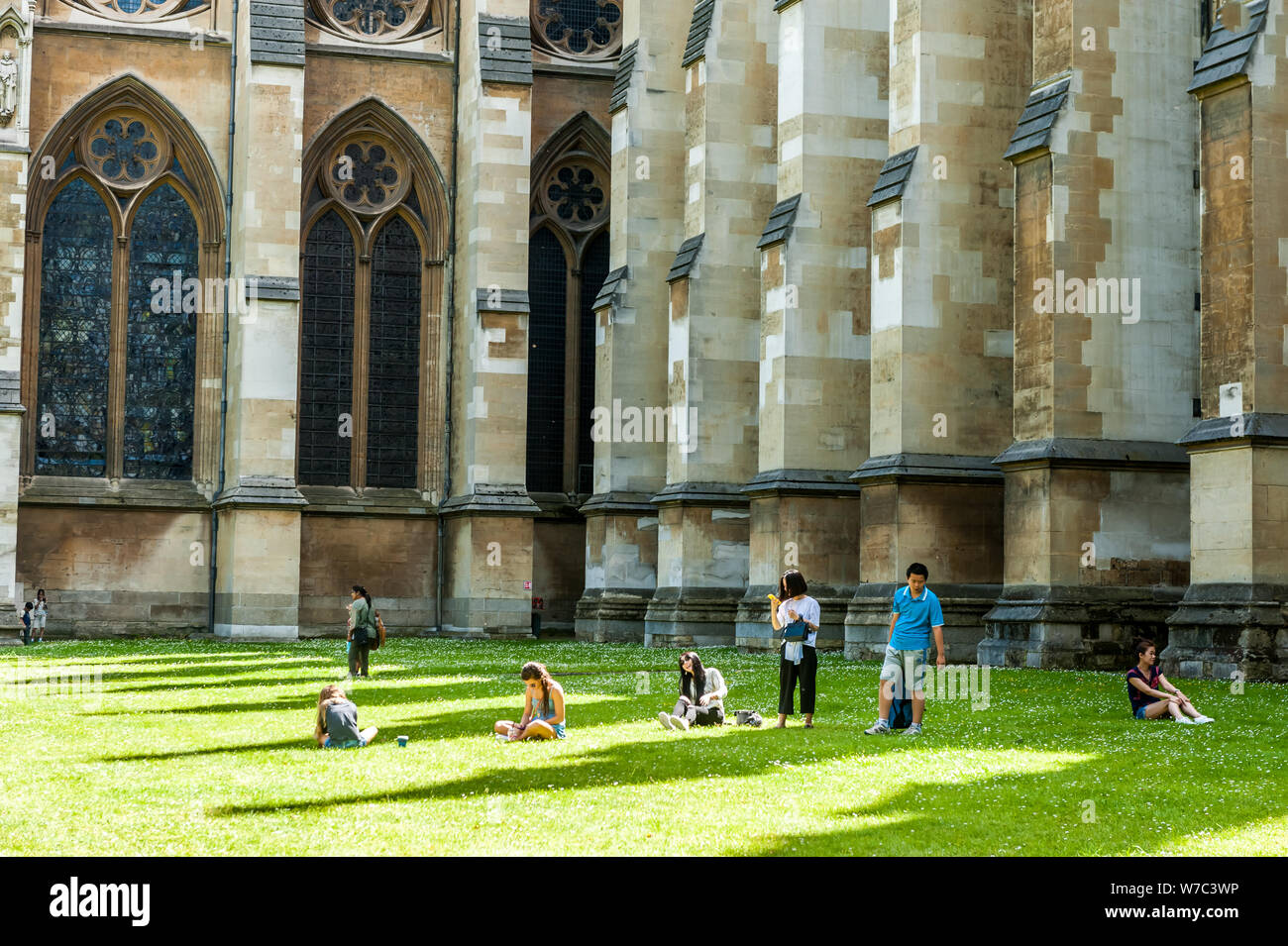 --FILE--chinois et touristes étrangers reste sur la pelouse en face de l'abbaye de Westminster dans la ville de Westminster, Londres, Royaume-Uni, 23 juillet 2016. Ctrip, Banque D'Images