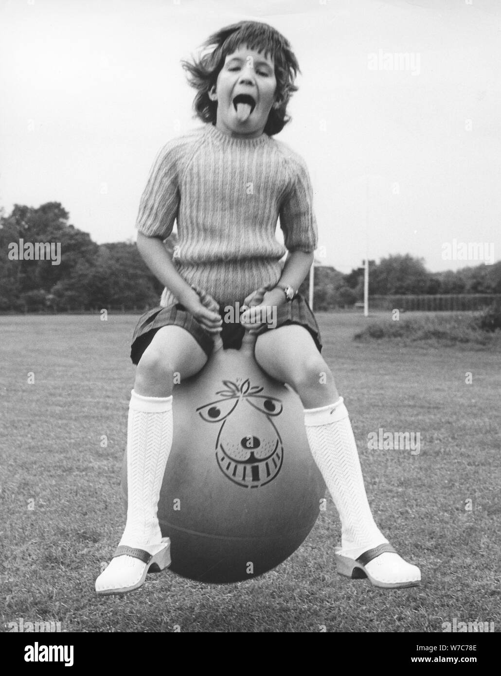 Girl on a Space Hopper, 1970. Banque D'Images