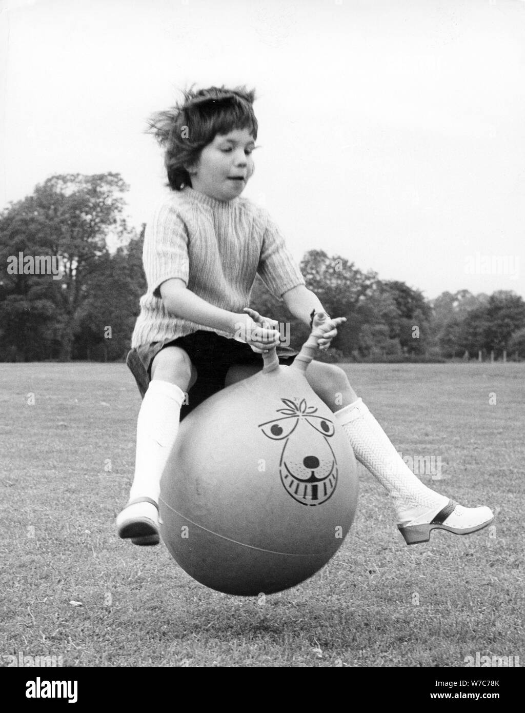 Girl on a Space Hopper, 1970. Banque D'Images