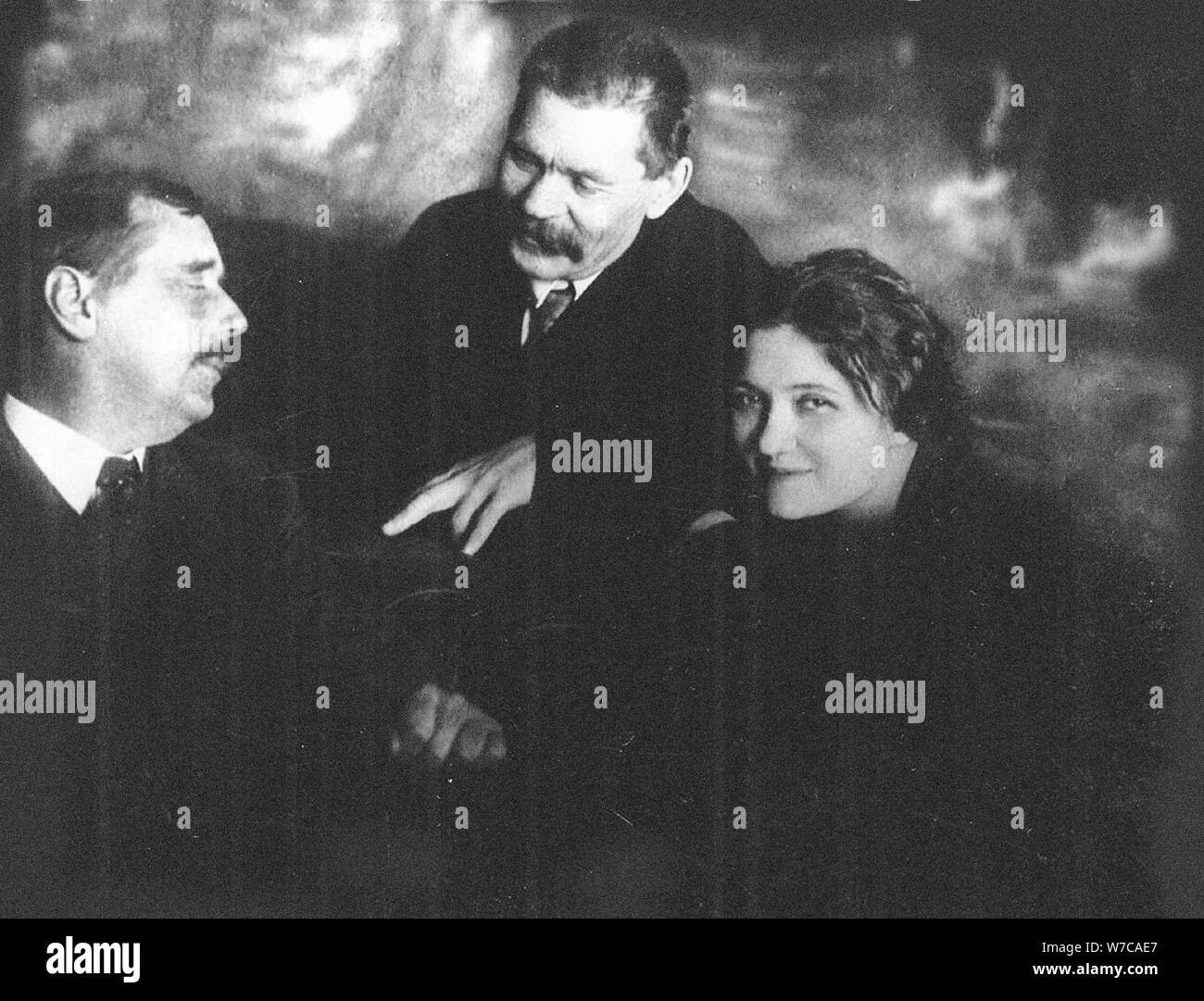 Moura Budberg avec Herbert George Wells et Maxime Gorki à Petrograd, 1920. Artiste : Anonyme Banque D'Images